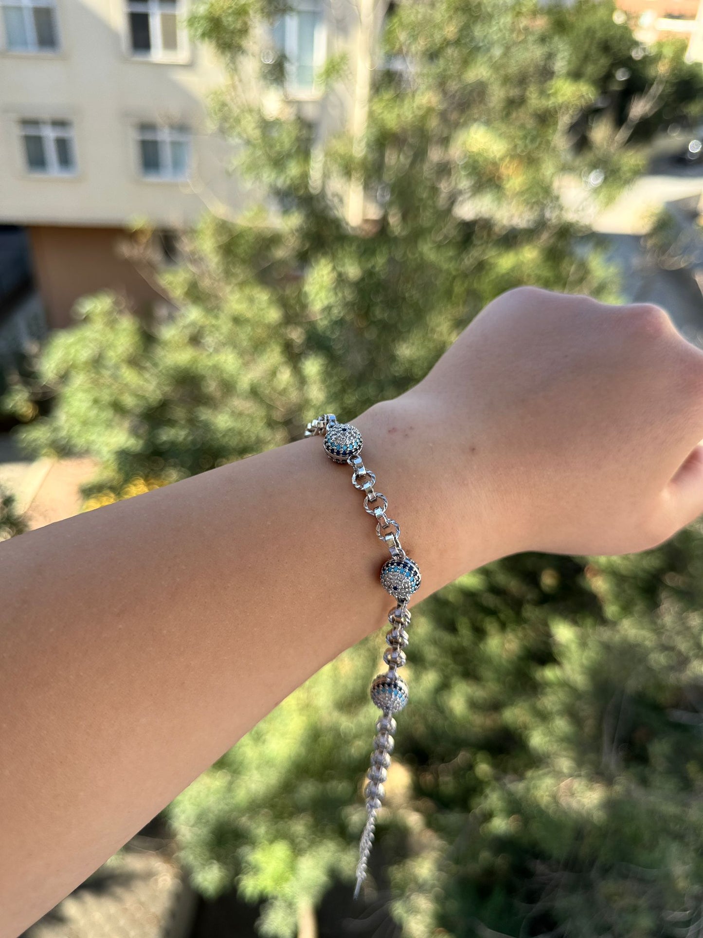 Gümüş Kaplama Zirkon Taşlı Top Detaylı Kadın Bileklik