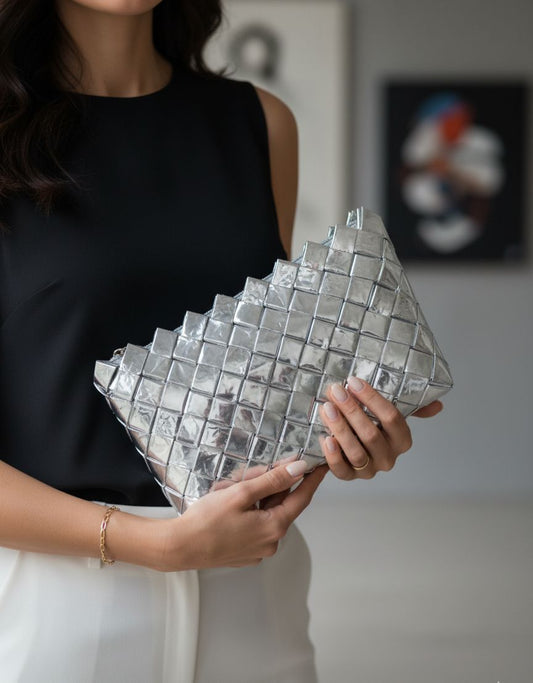 Işıltınızı Yansıtan Gümüş Çanta